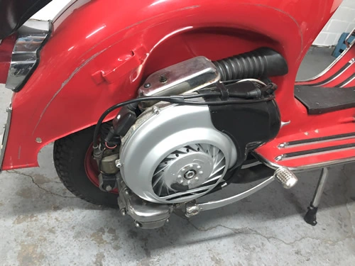 Vespa P200E Pink Rückansicht