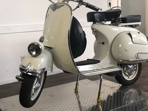 Vespa P200E Pink Seitenansicht