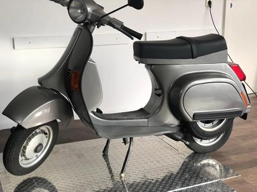 Vespa P200E Pink Seitenansicht