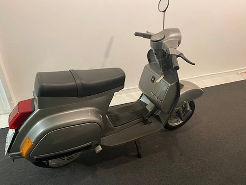 Vespa P200E Pink Detail