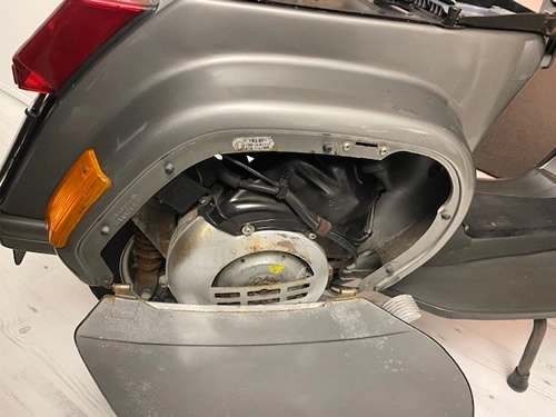 Vespa P200E Pink Rückansicht