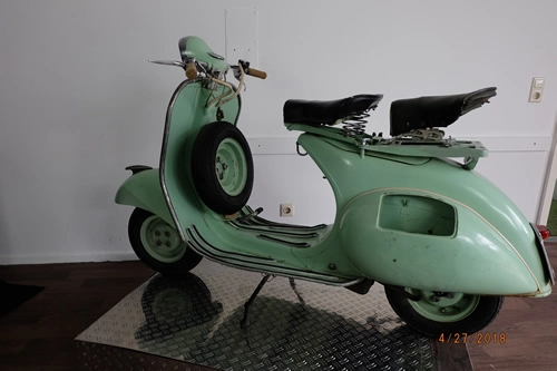 Vespa P200E Pink Seitenansicht