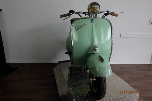 Vespa P200E Pink Rückansicht