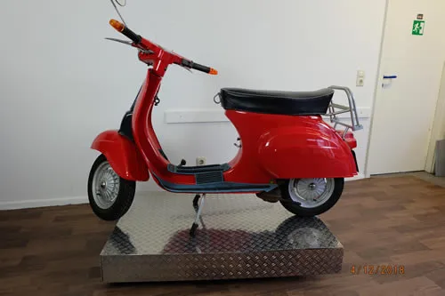 Vespa 50 Special Rot Seitenansicht