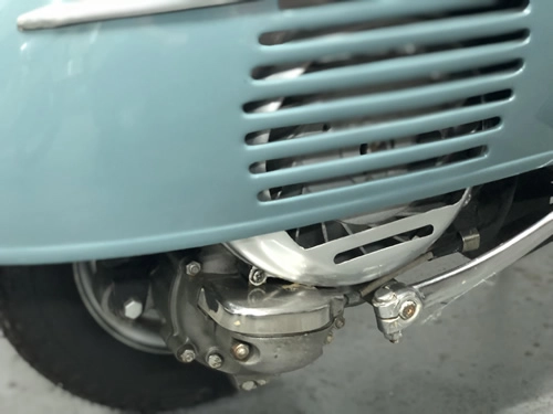 Vespa P200E Pink Rückansicht