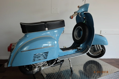 Vespa P200E Pink Seitenansicht