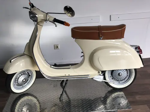 Vespa P200E Pink Seitenansicht