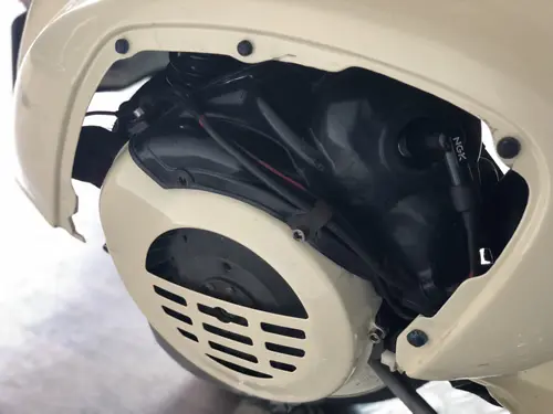 Vespa P200E Pink Rückansicht