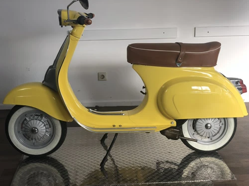 Vespa P200E Pink Seitenansicht
