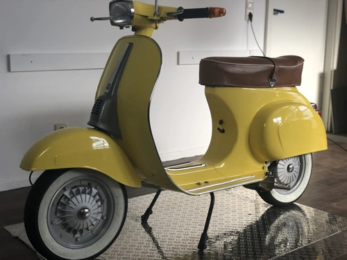 Vespa P200E Pink Detail