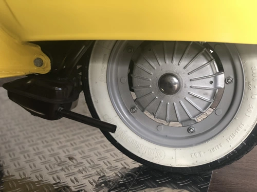 Vespa P200E Pink Rückansicht