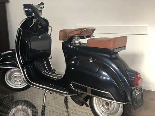 Vespa P200E Pink Seitenansicht