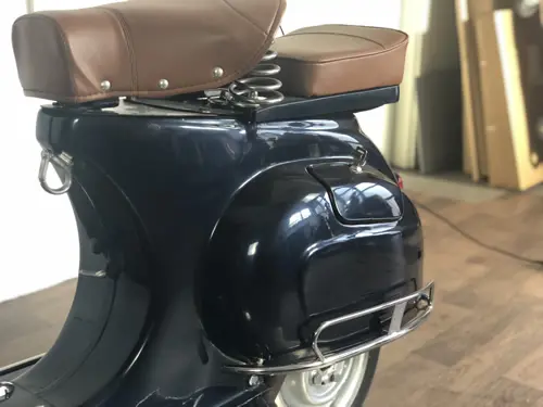 Vespa P200E Pink Rückansicht