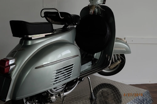 Vespa P200E Pink Detail