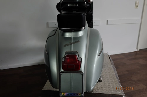 Vespa P200E Pink Rückansicht