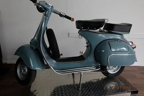 Vespa P200E Pink Seitenansicht
