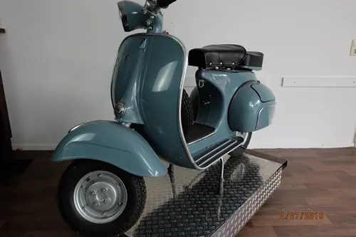 Vespa P200E Pink Rückansicht