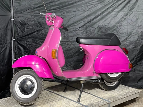 Vespa P200E Pink Rückansicht