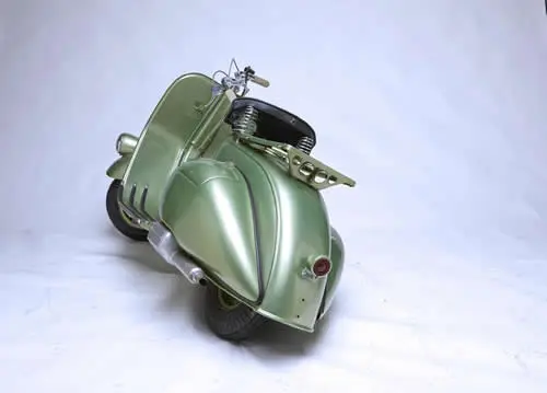 Vespa P200E Pink Rückansicht