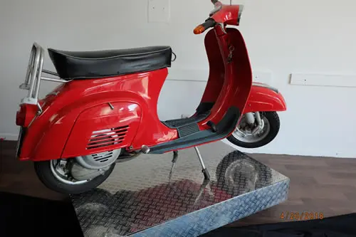 Vespa 50 Special Rot Rückansicht