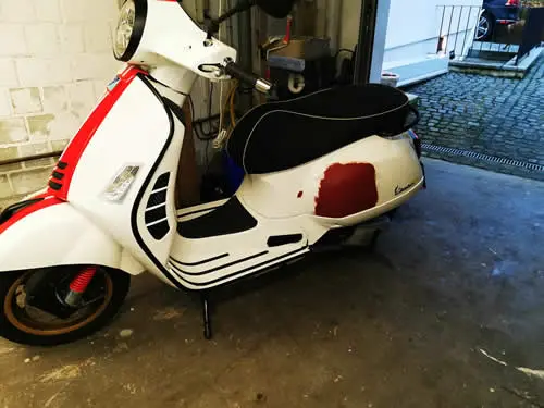 Vespa P200E Pink Rückansicht