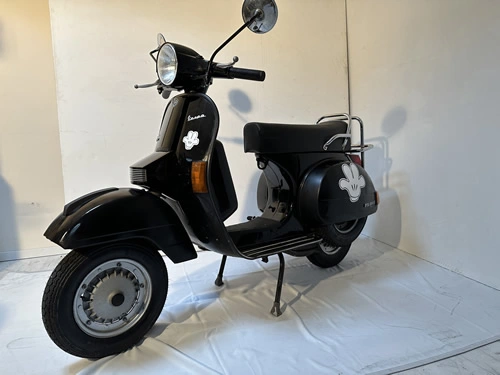 Vespa P200E Pink Seitenansicht